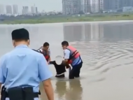 男子淮河岸邊戲水不慎溺水 民警將其救起送醫