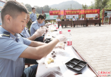 学生巧手齐动 制作中秋花灯