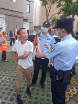 六旬蚌埠老汉清晨睡路边  暖心助其平安回家
