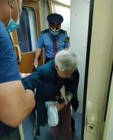 宿松至北京西K1072次列车： 手术旅客坐轮椅 列车员帮其抬上抬下