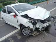 轎車高速上爆胎撞護欄 司乘二人均系安全帶無大礙