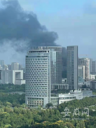 合肥政務區(qū)一在建工地發(fā)生火災 現(xiàn)場濃煙滾滾