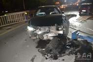 阜陽(yáng)奧迪車男子酒駕看見另一側(cè)查車   心發(fā)慌撞上隔離護(hù)欄
