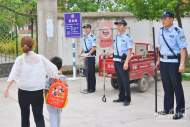 學校開學第一天，淮南民警筑牢校園安全防線
