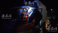 南陵县境内一货车撞上路边围栏   驾驶室严重变形