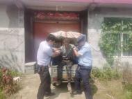 男子驾驶三轮车不慎摔进沟中  萧县民警及时救助送回家
