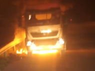 蕪湖：貨車輪胎起火 司機(jī)竟用樹枝滅