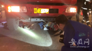 女子騎電動車被卷入車底 淮北消防爬車底救人