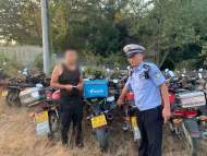 “炸街車”在岳西城區招搖 被民警逮了個正著