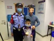 7歲男孩與家人走散? 合肥地鐵民警幫其找到父親