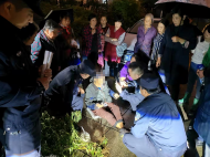 無為一七旬老太外出迷路 民警雨夜送她回家