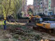 六安一小區單元門口道路塌方后續：現場搭起圍擋 塌方問題正在處理