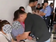 六安一電信詐騙窩點(diǎn)里坐著20余位普通市民，都是被招募來(lái)的