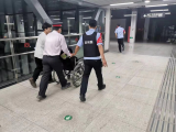 合肥一女學生在地鐵站突暈倒獲救助