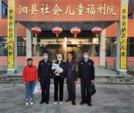 男婴被装进纸盒遗弃路边 如今终于有个温暖的家