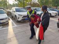 老人進(jìn)城看病腿腳不便 金寨交警暖心將其背到醫(yī)院