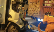 阜陽：貨車追尾半掛車 致一對(duì)夫妻被困車內(nèi)