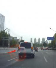 六安：前車路上隨手丟垃圾  正巧被后車拍下舉報