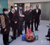 保安救火时拼命挪车意外受伤续：物业负责人前往医院看望