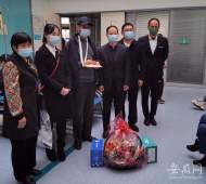 保安救火時拼命挪車意外受傷續：物業負責人前往醫院看望