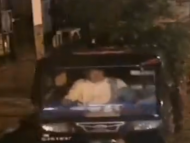 安慶：71歲大爺半夜盜走沿街店鋪盆景