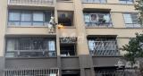马蜂窝盘踞住宅楼外墙  合肥消防员用火攻 