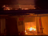 蚌埠一民房起火屋顶烧塌 消防紧急扑救