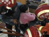 六安一寶寶坐購物車逛超市腿被卡住 家長們要注意