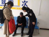 泪目！砀山一老人为亡妻办理销户 看到老伴照片时泣不成声