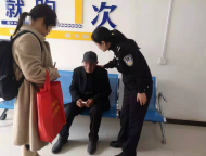 泪目！砀山一老人为亡妻办理销户 看到老伴照片时泣不成声