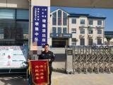 泗县一位智障男孩把18000元扔给两名路人 路人报警
