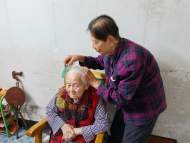 合肥82歲老人照顧102歲母親 相互扶持撐起一個家