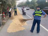 淮南交通執(zhí)法人員及時制止公路打場曬糧行為