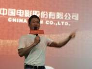 吴京携《我和我的父辈》亮相合肥 