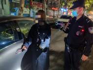 女子沿路張貼涉黃小卡片 被合肥民警查獲