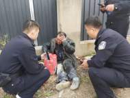蚌埠一老人早晨騎電瓶車追尾摔傷   巡邏民警緊急救助