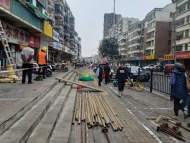 合肥一小區(qū)外墻脫落車損人傷后續(xù)：正搭建安全防護(hù)網(wǎng) 社區(qū)人員值守護(hù)學(xué)