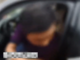 舒城：车停人行道影响学生通行 交警交流中闻到刺鼻酒味