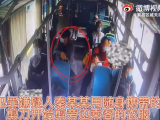 繁昌：惯犯公交车上实施扒窃 被乘客发现当场摁住