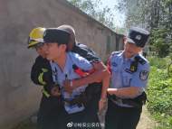 老人做飯時不慎引燃易燃物 六安民警沖入火場將其救出