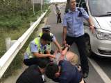 高速匝道口，一輛寶馬車被逼停！ 宿州交警破窗抓獲嫌疑人