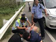 高速匝道口，一輛寶馬車被逼停！ 宿州交警破窗抓獲嫌疑人
