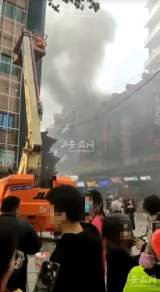 合肥淮河路步行街北油坊巷内一家门店发生火情  现场浓烟滚滚