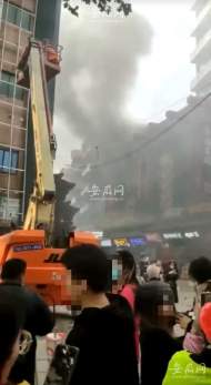 合肥淮河路步行街北油坊巷內一家門店發生火情  現場濃煙滾滾