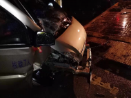  蕪湖：面包車撞護欄幾乎報廢 駕駛員稱開車時揉了下眼睛 
