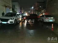 司機醉酒駕駛出事故：小型客車撞壞兩輛路邊轎車  