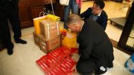 亳州： “老赖”抽名烟喝名酒却拒不还款 法院强制清空其住房
