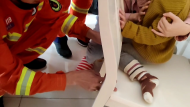 又卡了！合肥一3歲女孩腿卡椅子縫 消防緊急救援