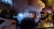 合肥：汽車凌晨突然自燃   被燒成空架