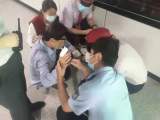 合肥地铁一男乘客乘电梯没“站稳扶牢”，执勤辅警及时相助